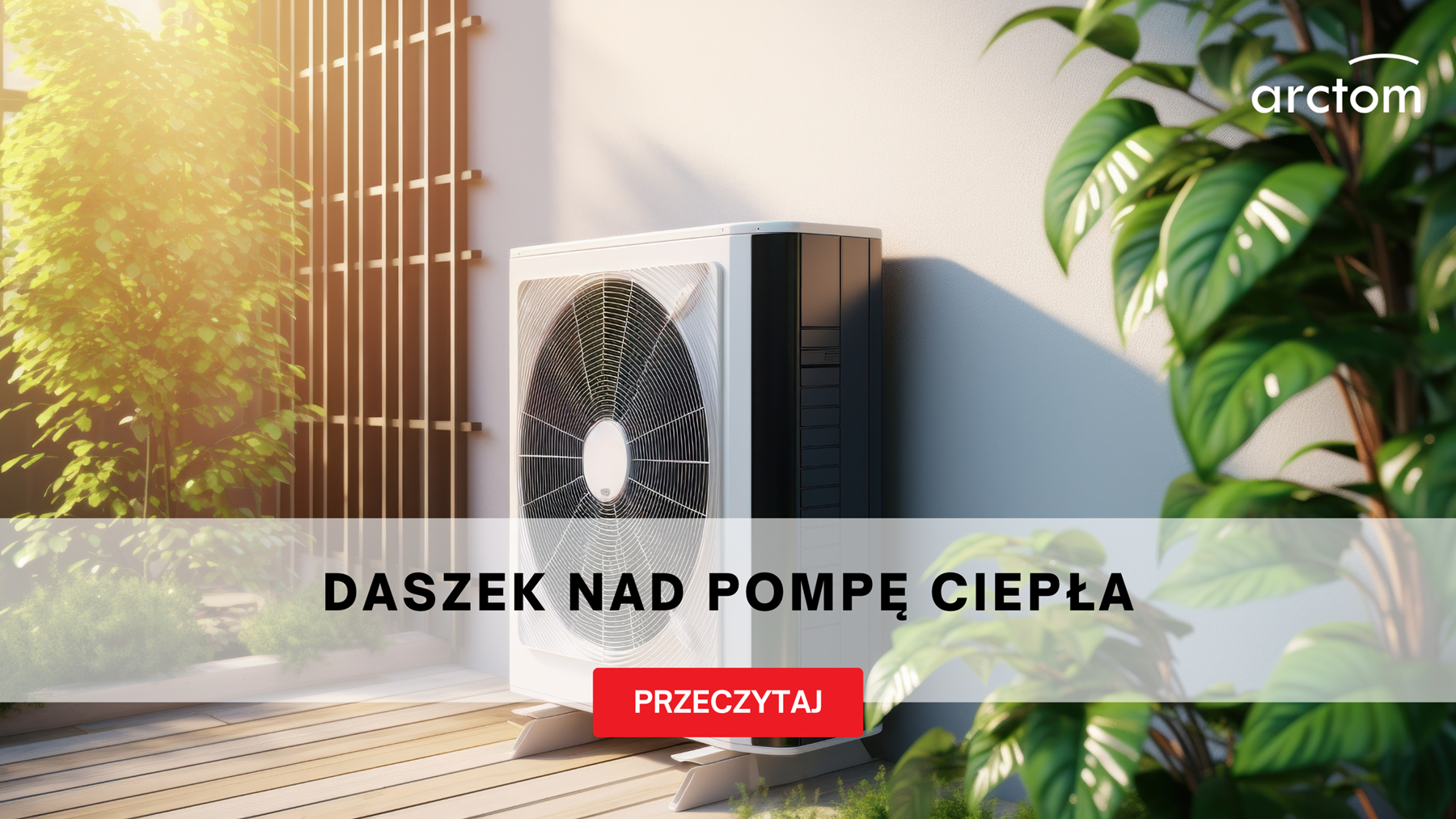 Zdjęcie przedstawia pompę ciepła zamontowaną na zewnątrz budynku, obok ściany z drewnianymi elementami dekoracyjnymi. Na pierwszym planie widnieje tekst 'Daszek nad pompę ciepła' oraz przycisk z napisem 'Przeczytaj'. W prawym górnym rogu znajduje się logo Arctom